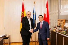 L'ambassadeur Vu Le Thai Hoang (à droite) et le gouverneur Hans Peter Doskozil. Photo : baocongthuong.