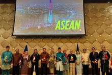 Les ambassadeurs des pays de l’ASEAN au Koweït en tenue nationale traditionnelle. Photo : BQT.