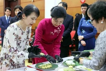 Les épouses de dirigeants vietnamien et japonais préparent du "bánh cốm". Photo : VNA.