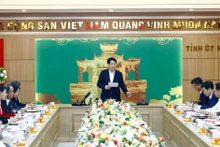 Le président Luong Cuong préside une réunion pour annoncer le projet de rapport d’inspection à Hung Yen. Photo : VNA