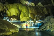 Dans la grotte de Va dans le parc national de Phong Nha-Ke Bang. Photo : NDEL.