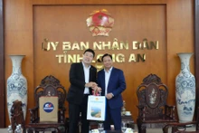 Le vice-président du Comité populaire de la province de Long An, Pham Tan Hoa, (à droite) et le président de KOCHAM, Kim Nyoun Ho. Photo : TNO.