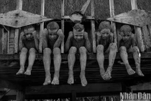 « Fantômes de boue » à la cérémonie d'abandon de la tombe des Jrai au Tay Nguyen. 