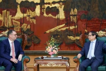 Le Premier ministre Pham Minh Chinh (droite) et Charles James Boyd Bowman, directeur général du projet de Trump Organization au Vietnam. Photo : VNA.