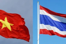 Les drapeaux du Vietnam (à gauche) et de Thailabde. La Thaïlande et le Vietnam sont d’importants partenaires commerciaux au sein de l’ASEAN, et également des partenaires majeurs l’un de l’autre. 