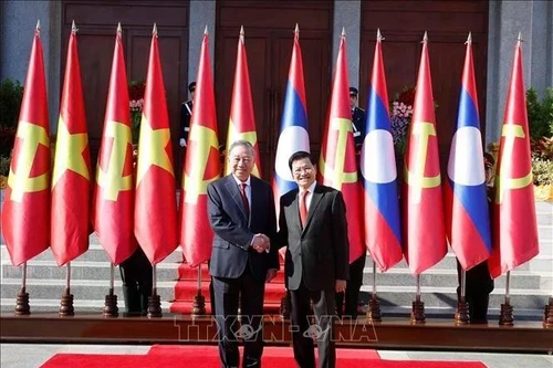 Le secrétaire général du PCV, To Lam (à gauche) et le secrétaire général du Parti et président lao Thongloun Sisoulith. Photo : VNA.