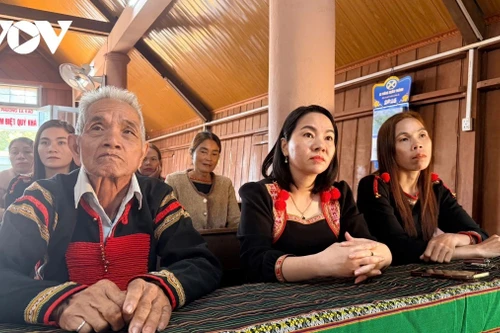 Les habitants des villages du Tay Nguyen suivent le XIVᵉ Congrès du Parti avec une grande confiance et de fortes attentes. Photo : VOV.