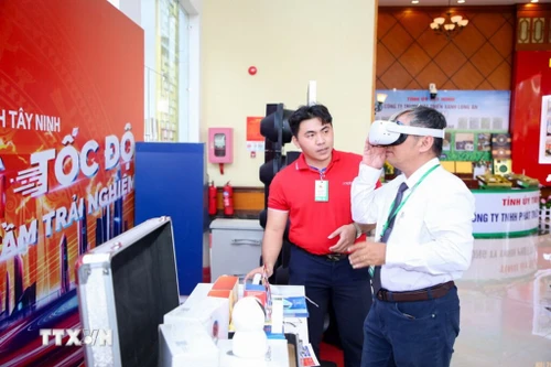 La technologie de réalité virtuelle est appliquée dans la transformation numérique, contribuant à améliorer l’efficacité de l’expérience et à renforcer l’interaction numérique. Photo : VNA.