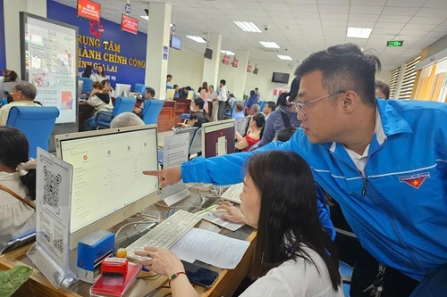Prise en charge des procédures administratives au Centre administratif public provincial de Gia Lai. Photo : baodautu.