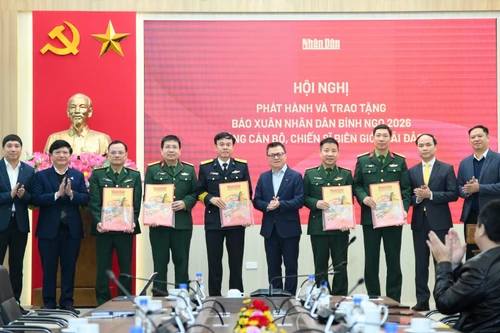 Nhân Dân : remise du numéro de printemps 2026 aux cadres et soldats des zones frontalières et insulaires
