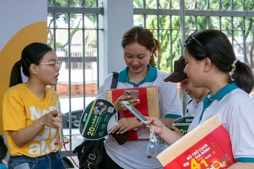 Des travailleurs en recherche d’emploi lors du programme "Soutien aux travailleurs 2025", organisé par le Centre de services pour l’emploi des jeunes de Ho Chi Minh-Ville. Photo : VNA.