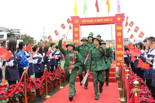 Les jeunes de Hai Phong partent avec enthousiasme accomplir leur service militaire. Photo : NDEL.