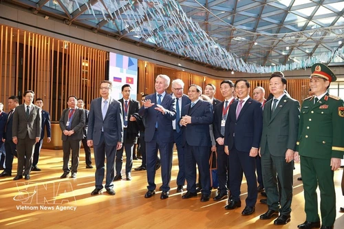 Le Premier ministre Pham Minh Chinh en visite de travail au siège du groupe Novatek. Photo : VNA.