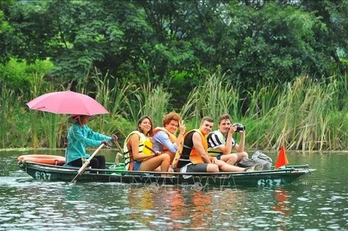 Des touristes visitent la zone touristique de Trang An. Photo : VNA.