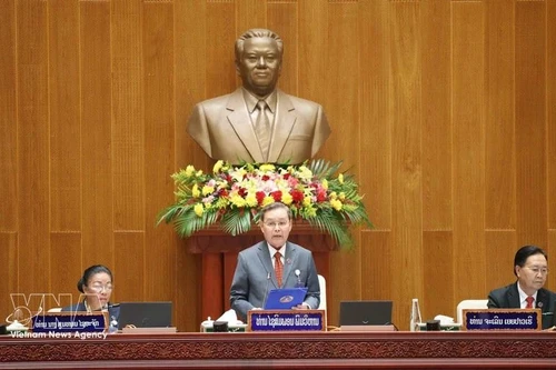 Xaysomphon Phomvihane, membre du Politburo et président de la 9e Assemblée nationale du Laos, prononce le discours d'ouverture de la session. Photo : VNA.