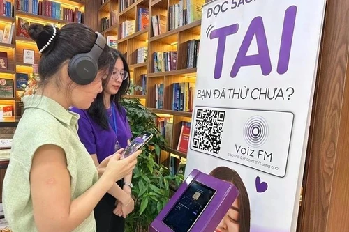 Le développement technologique a permis l'émergence d'approches multimédias pour la lecture de livres. Photo : VOV.