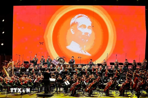 La première partie, intitulée « La lumière du soleil guide la voie ». Photo : VNA.