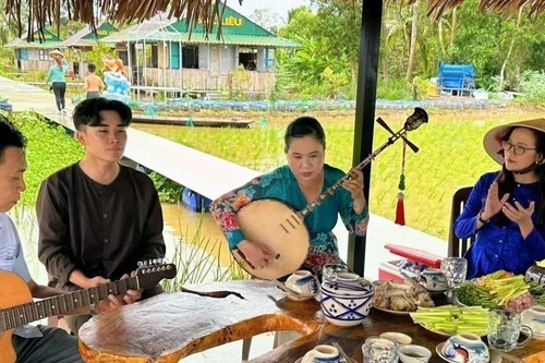 Spectacle de musique folklorique traditionnelle sur le site d'écotourisme et de tourisme rural de Canh Dong Cau Ba. Photo : VNA.