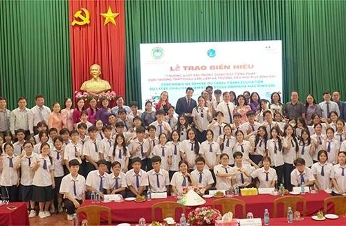 Représentants et élèves posent lors de la cérémonie de remise du LabelFrancÉducation, à Can Tho, le 11 mars. Photo : VNA.
