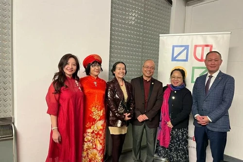 L’artiste Hoang Thi Kieu Anh (2e à partir de la gauche) pose pour une photo souvenir avec l’ambassadeur Pham Truong Giang (à l’extrême droite) et d’autres invités. Photo : VNA.