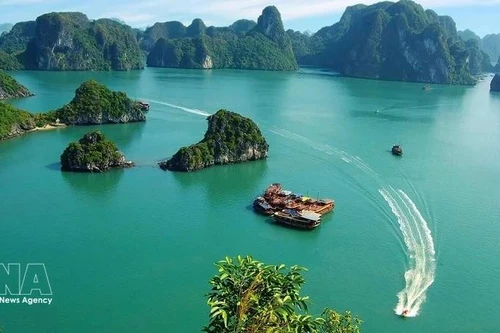 La beauté magique de centaines de grandes et petites îles est certainement la chose la plus séduisante pour tous ceux qui souhaitent naviguer dans les eaux de Bai Tu Long. Photo : VNA.