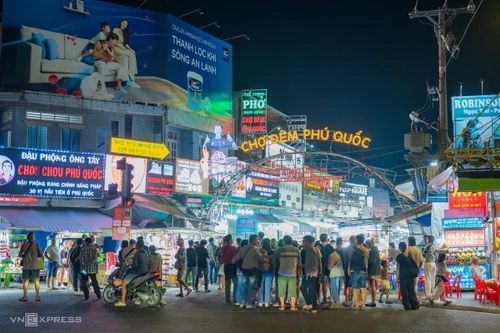 Le marché nocturne de Phu Quoc fortement fréquenté par les touristes internationaux avant sa fermeture