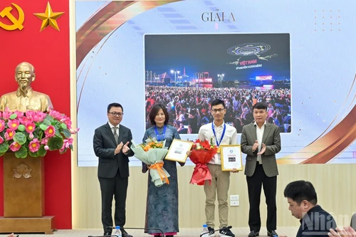 Les œuvres « Hanoi – une ville belle et moderne » de l’auteure Tran Thu Ha et « L’ère de l’essor » de l’auteur Nguyen Van Trung ont remporté le prix A du concours.