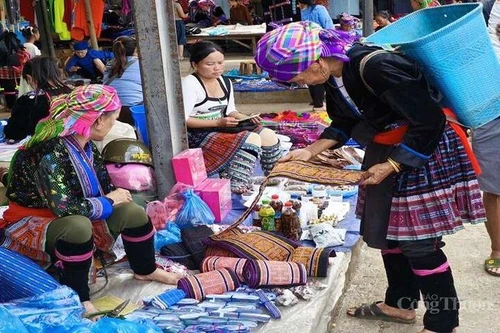 La province de Lai Chau met en œuvre de nombreux mécanismes et politiques visant à stimuler le développement du commerce et des services, en particulier dans les communes de haute montagne et des zones frontalières. Photo : congthuong. 