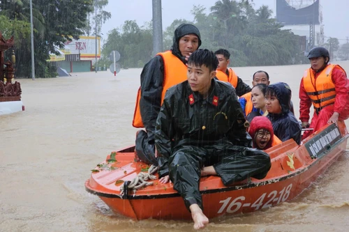 Les forces de secours ont transporté adultes et enfants hors des zones inondées du quartier Tay Nha Trang vers des lieux sûrs. Ce matin, de fortes pluies continuaient de s’abattre sur le centre-ville de Nha Trang. Plusieurs rues étaient inondées à plus d’un mètre, compliquant les opérations de secours.