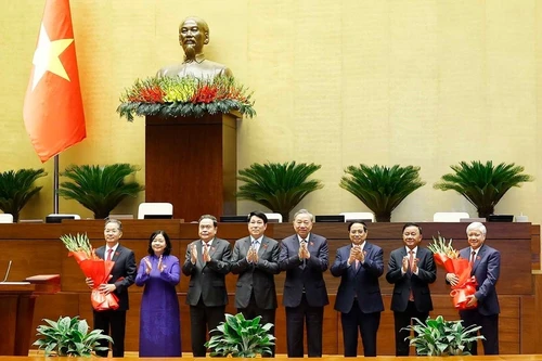 Avec 440 voix pour sur 441 (soit 92,83 % du nombre total de députés), l’Assemblée nationale a adopté une résolution relative à l’élection du président de la Cour populaire suprême du Vietnam pour le mandat 2021-2026. Photo : VNA.