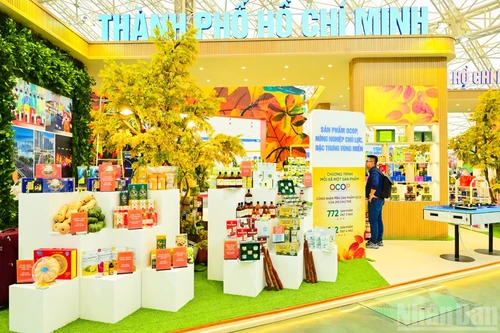 Les produits principaux et caractéristiques des différentes localités de Ho Chi Minh-Ville sont exposés, prêts à accueillir les visiteurs.