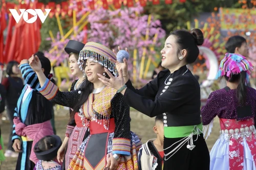 La fête est baignée de couleurs culturelles.