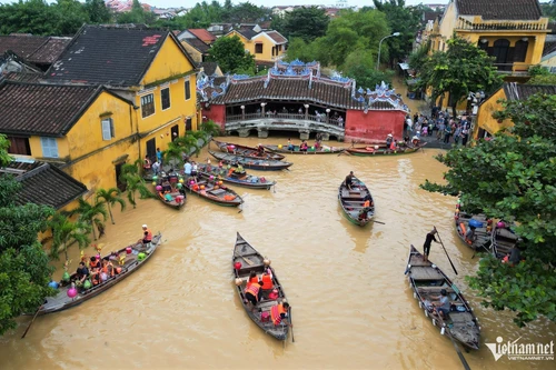 Inondations à Hoi An : les touristes découvrent avec enthousiasme la vieille ville en barque