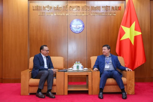 Le vice-président de l’Union vietnamienne des organisations d’amitié, Nguyen Ngoc Hung (à droite), a reçu Doseba Sinay, représentant en chef de WVI au Vietnam. Photo : thoidai.