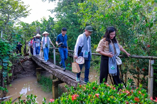 À l’îlot Ho, les visiteurs s'immergent dans la beauté des paysages naturels. Photo : hanoimoi.