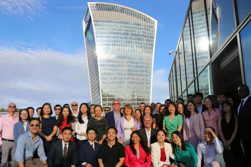 Les dirigeants, les membres de la VIFA UK et les invités. Photo : VNA.
