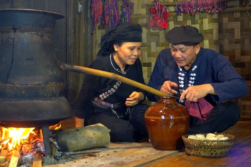 À la Maison de l’alcool, les arômes des ferments végétaux se mêlent à la fumée du foyer. Photo : thaihai.vn