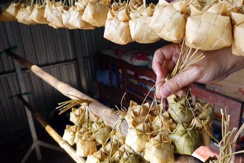 Le gâteau Ka Tum, une empreinte culturelle marquante de l’ethnie khmère. Photo : baoangiang.