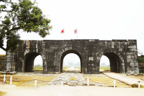 Le 27 juin 2011, lors de la 35e session du Comité du patrimoine mondial de l’UNESCO, tenue à Paris, la citadelle des Ho a été inscrite au patrimoine culturel mondial.
