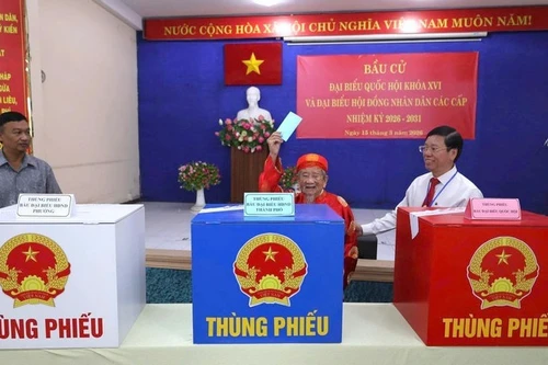 Le chercheur Nguyen Dinh Tu (106 ans) a directement participé au vote dans le bureau de vote n°11 (quartier de Binh Thanh, Ville de Ho Chi Minh).