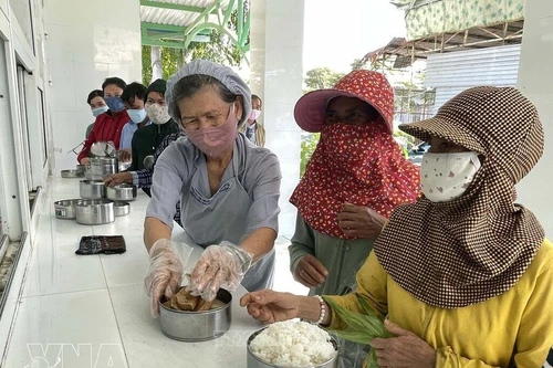 Des patients défavorisés de l’Hôpital général de Ninh Thuân bénéficient des repas gratuits. Photo : VNA.