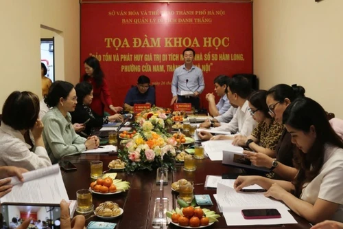 Les délégués discutent des mesures visant à préserver et à valoriser le site révolutionnaire de la maison située au 5D rue Ham Long (Hanoï).