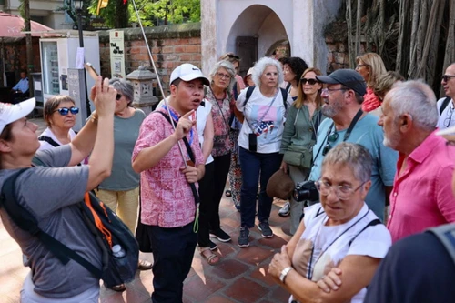 Les voyages à la découverte de l’histoire séduisent de plus en plus les touristes. (Photo : VNA)