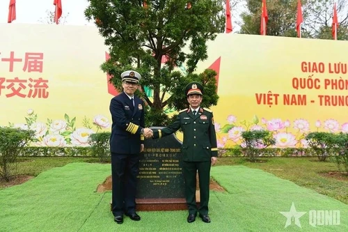 Le ministre vietnamien de la Défense, Phan Van Giang (droite) et son homologue chinois Dong Jun. Photo: qdnd.vn