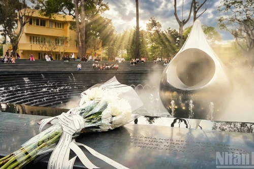 Les habitants de Ho Chi Minh-Ville profitent de l’espace vert du parc n°1 Ly Thai To