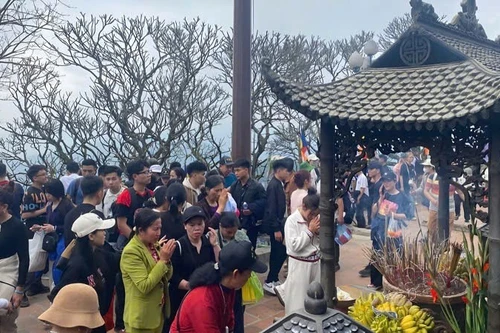 Les habitants et les visiteurs rendent hommage et se recueillent à la pagode Hoa Yên dans le site Yen Tu. Photo : NDEL.