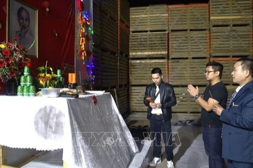 Les représentants de l’ambassade du Vietnam en Israël et de la communauté vietnamienne ont offert de l’encens devant l’autel du Président Ho Chi Minh. Photo : VNA.