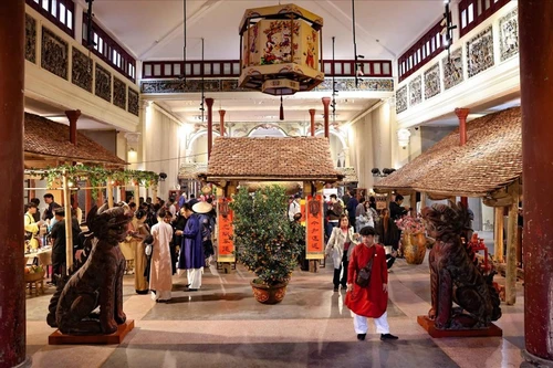 Ambiance du Têt au Centre culturel, 22 rue Hàng Buôm, Hanoï. Photo: VNA.