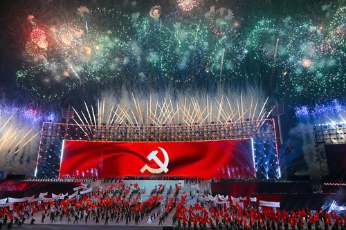 Le programme artistique spécial « Sous le glorieux drapeau du Parti » célébrant le succès du XIVᵉ Congrès du Parti