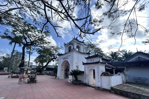Le temple Bach Ma, situé sur un site d’environ 5.000 m² au hameau de Tân Ha, commune de Kim Bảng, est dédié au culte de Phan Da, un général talentueux de l’époque des Lê postérieurs.